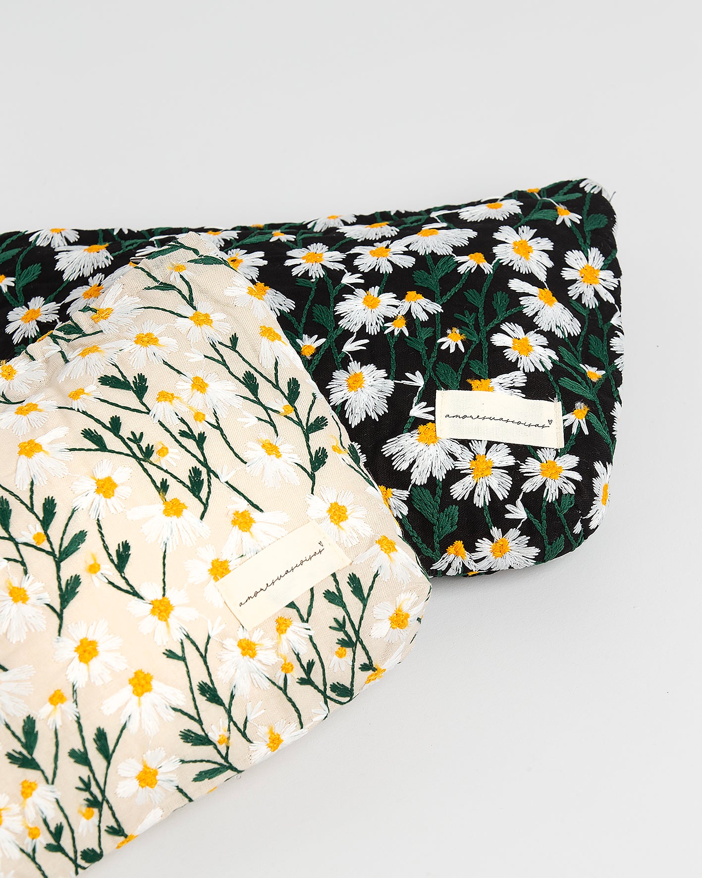 OFF TOILETRY BAG WITH DAISY DESIGN